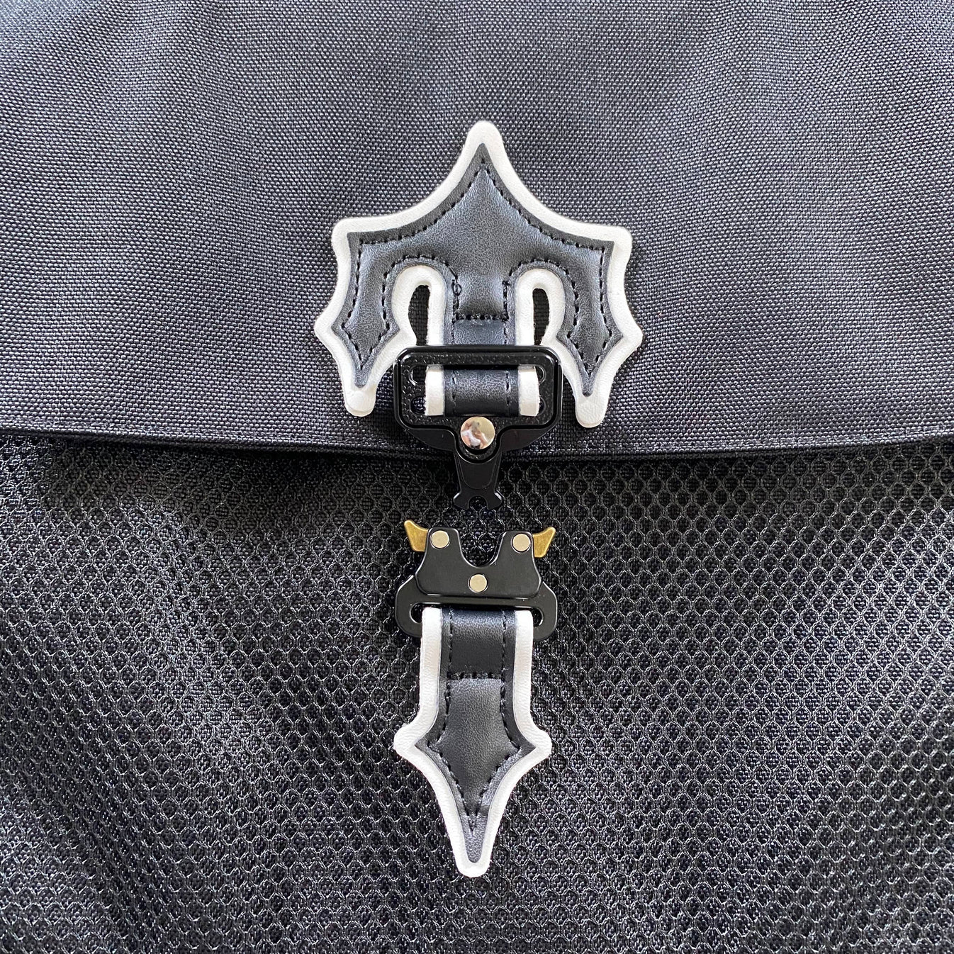 Trapstar Messenger Bag 2.0 - Black/White Ironleague