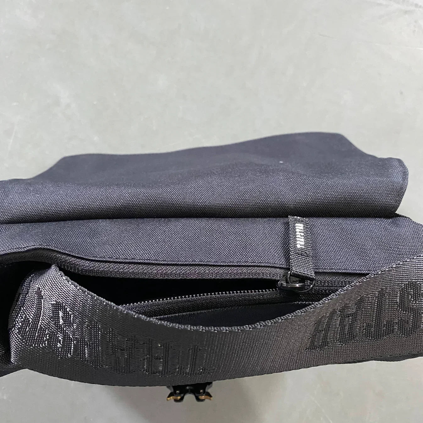 Trapstar Messenger Bag 2.0 - Black/White Ironleague