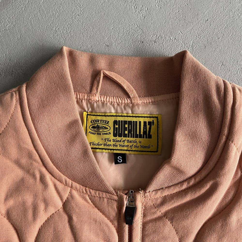Corteiz Guerillaz Lightweight Quilted Vest - Pink Ironleague