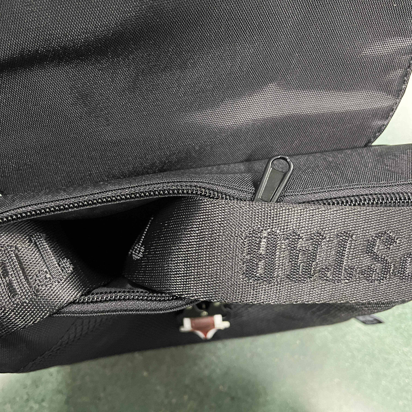 Trapstar Messenger Bag 1.0 - Black/Red Ironleague