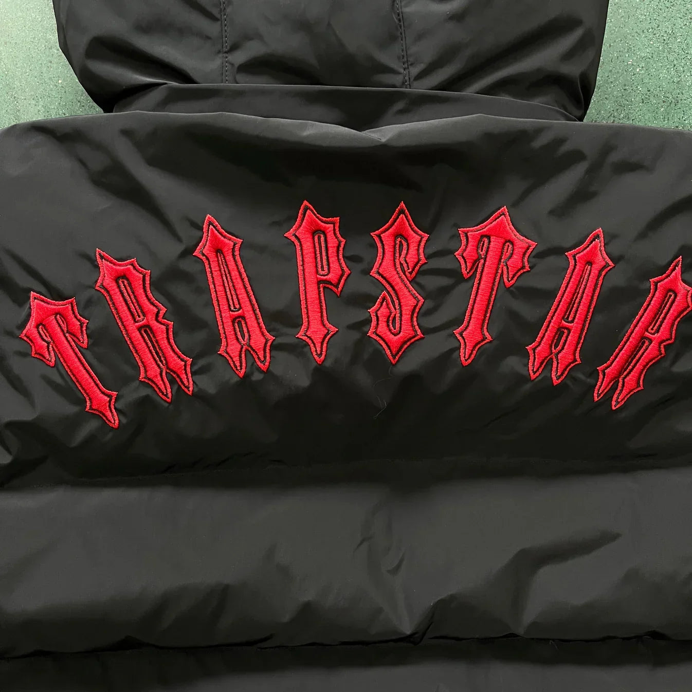 Trapstar Detachable Hooded Puffer Jacket - Black/Red Ironleague