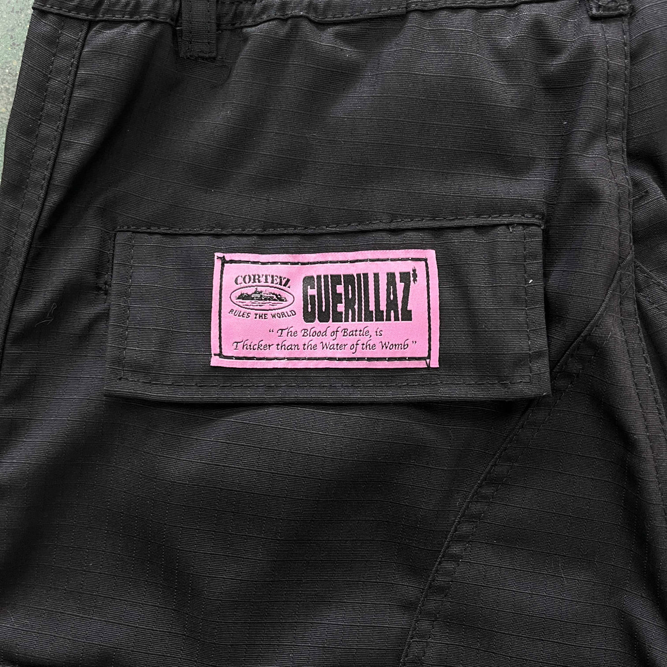 Corteiz Island Cargo Pants - Black/Pink Ironleague