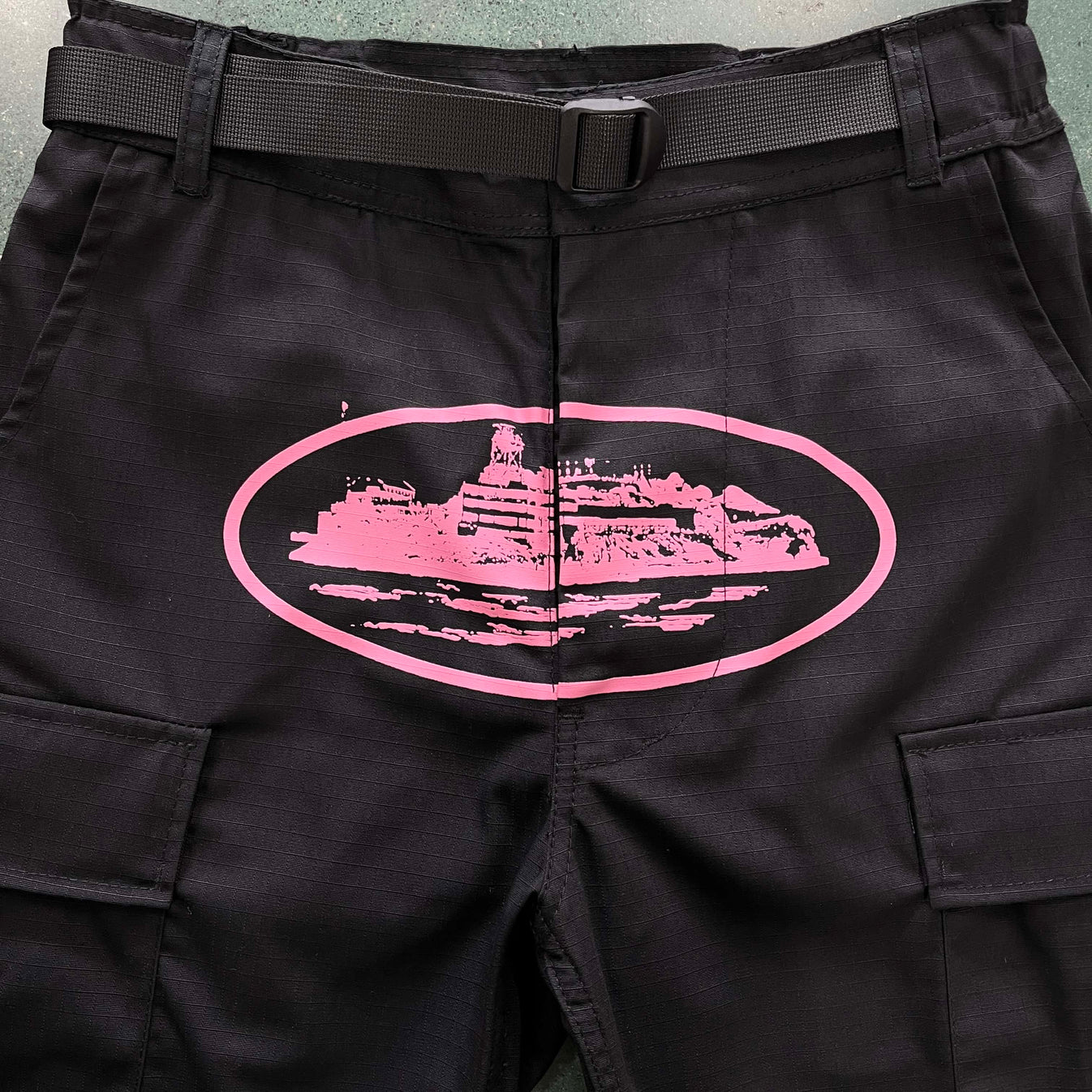 Corteiz Island Cargo Pants - Black/Pink Ironleague