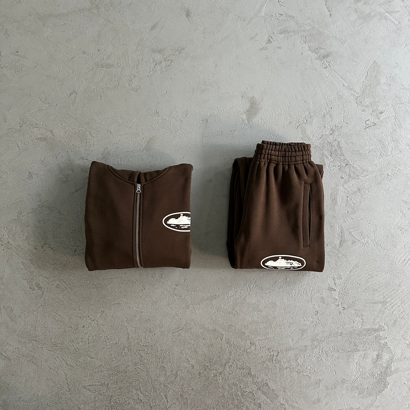 Corteiz Island Puff Print Zip Set - Brown Ironleague